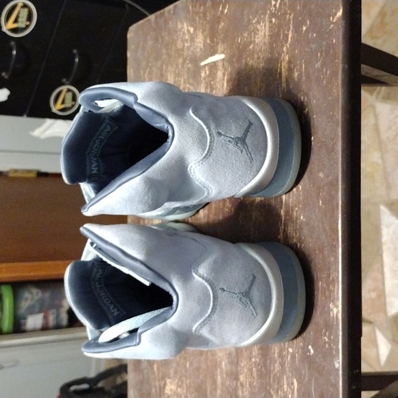 Lightly used Jordans 5 blue birds. Size 8 - Picture 3 of 5